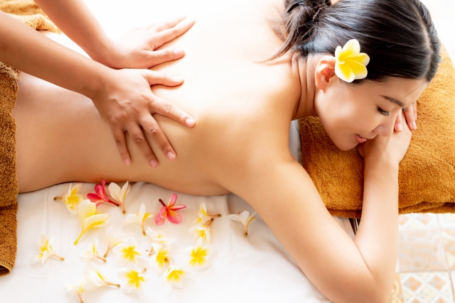 マッサージされる女性2