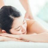 マッサージされる女性3