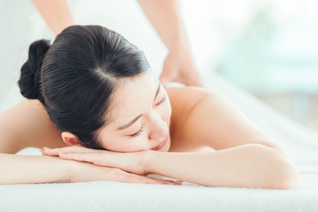 マッサージされる女性3