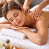 マッサージされる女性